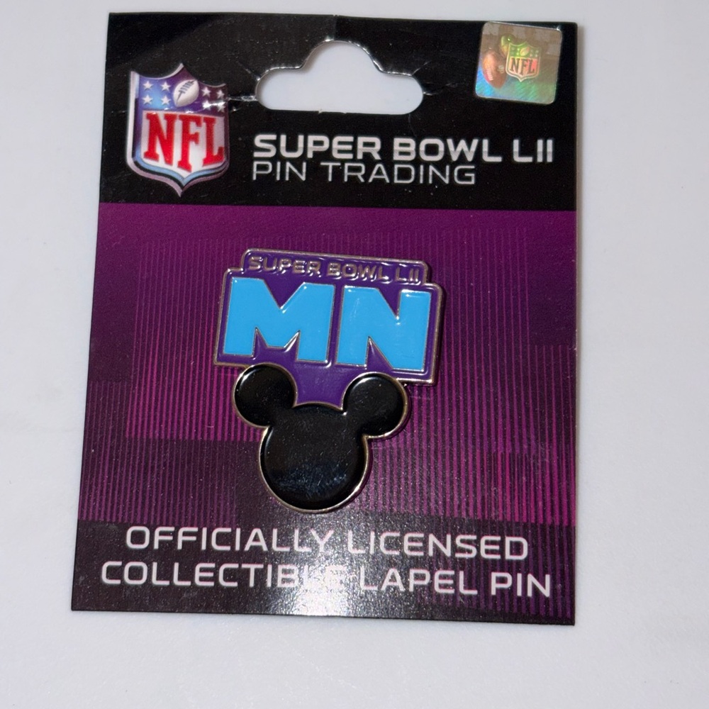 New Disney NFL  Super Bowl 52 trading pin